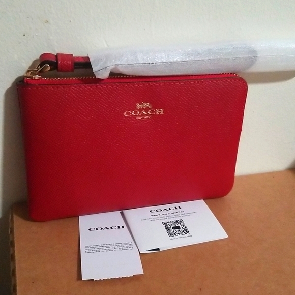 Corner Zip Wristlet In Signature Leather - Picture 4 of 4